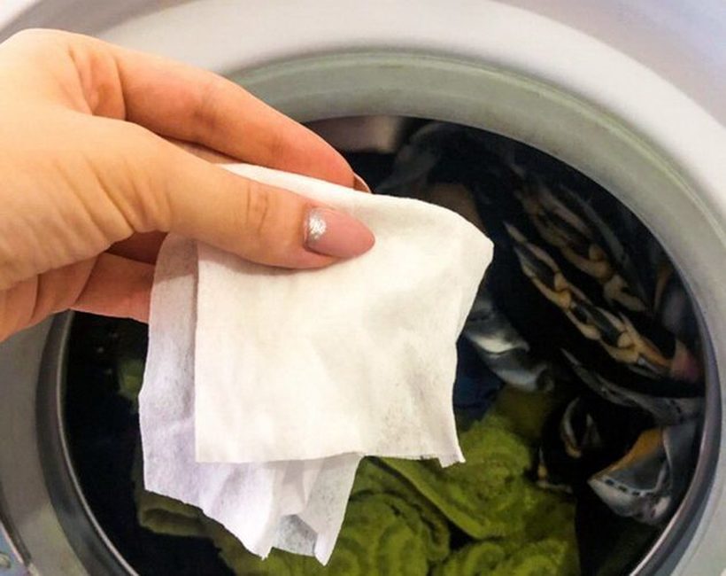 Зошто треба да ставате влажно марамче во машината за перење?