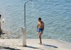 НЕМА ВЕЌЕ БЕСПЛАТЕН ТУШ НА ПЛАЖА – на ова туристичко место каде летуваат многу Македонци започна наплаќањето за капење