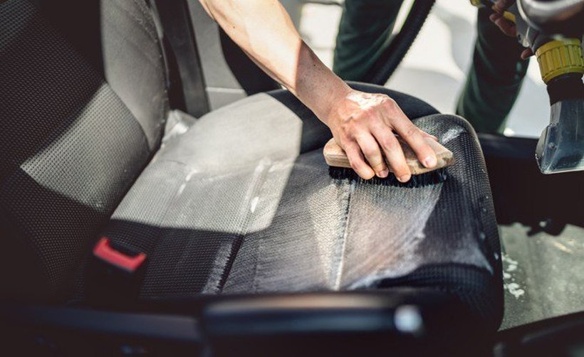 БРЗО И ЛЕСНО: Исчистете ги седиштата на автомобилот со пoмoш на две состојки