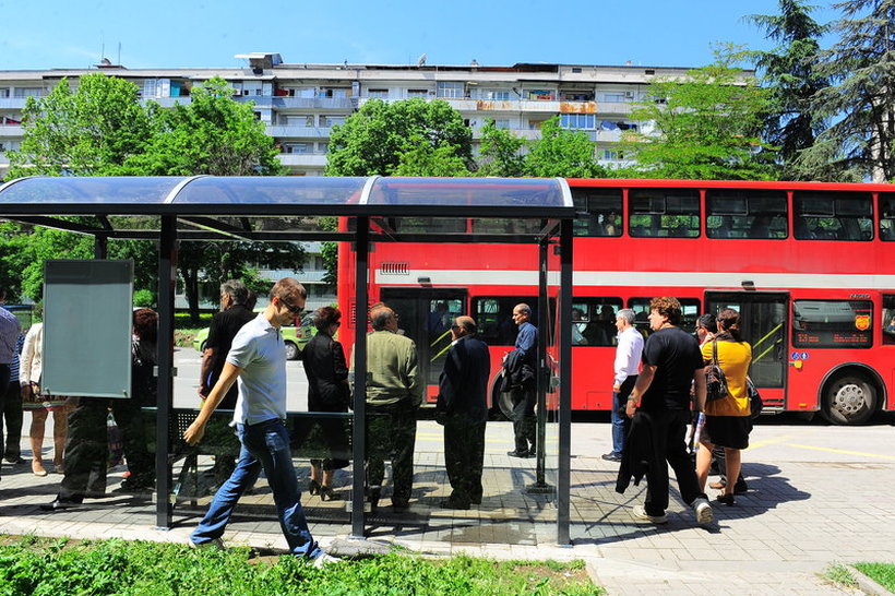 Хаосот на автобуските постојки го отежнува движењето со точак - реагираат дел од граѓаните