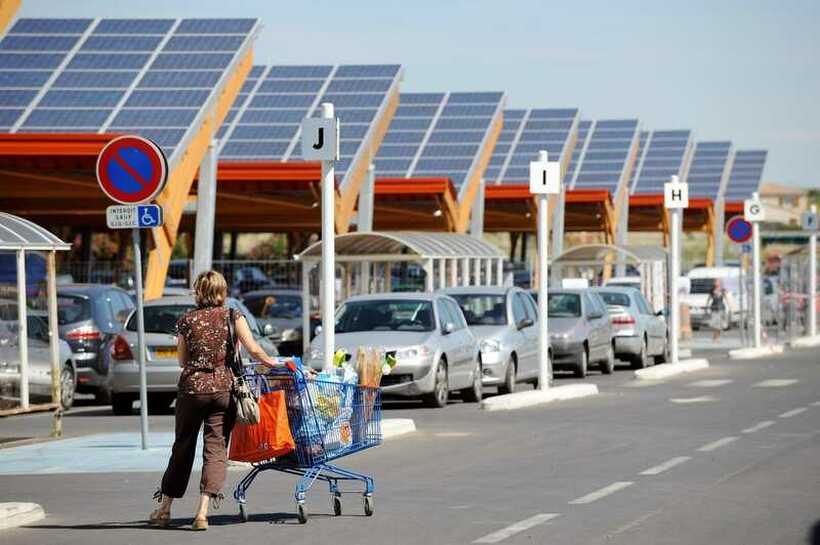 Франција воведува нов закон – на паркинзите мора да има соларни панели