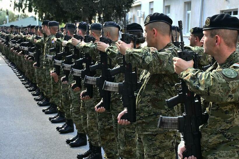 Хрватска го враќа воениот рок: „Кој не може да носи пушка, нека носи гребло и мотика“