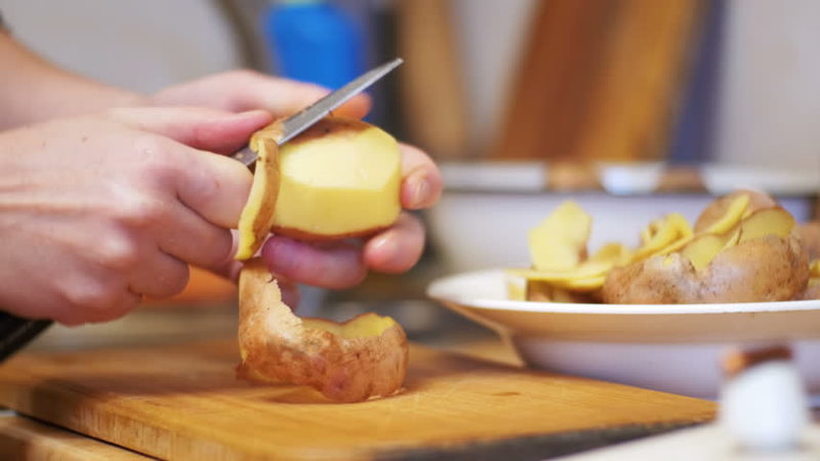 Квалитет кој секогаш го фрламе – знаете ли за што може да ги искористите лушпите од компир