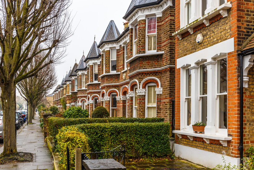 Купувањето дом станува луксуз за Британците - живеат со родителите или под кирија