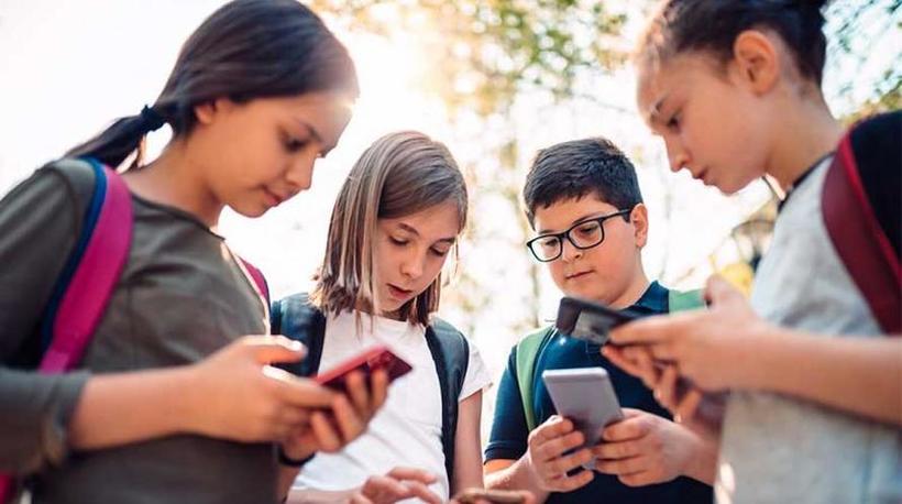 Во Австралија малолетниците ќе користат социјални мрежи само со „дозвола од родител“