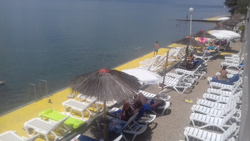 Колку чини лежалка на плажа во Охрид?