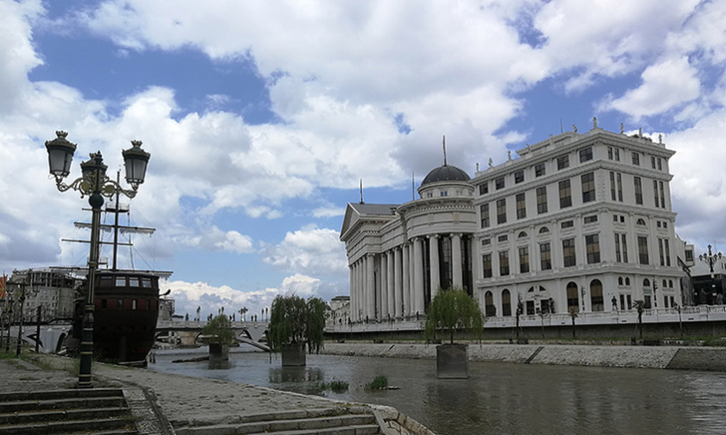 Променливо облачно со локален дожд