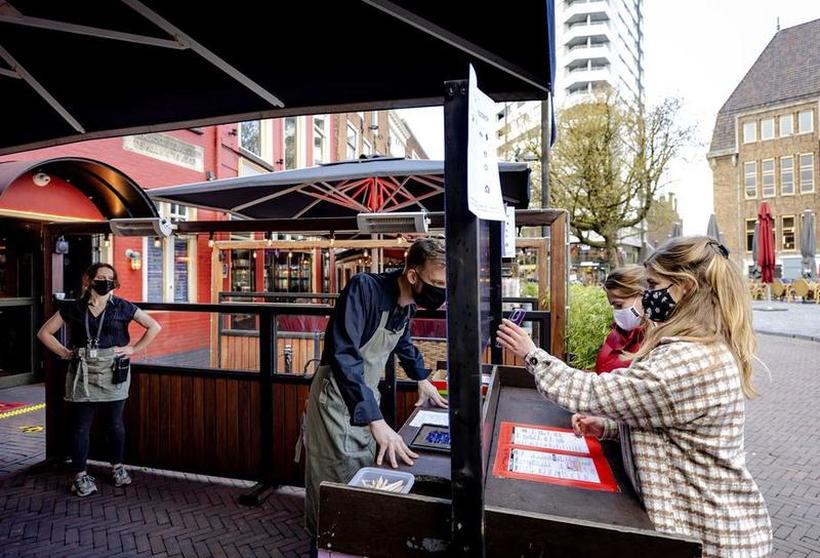 Холандија најави укинување на полицискиот час и отворање на терасите на кафулињата
