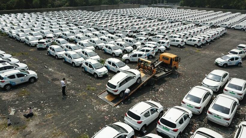 Зошто илјадници електрични автомобили скапуваат на ливада во Кина?