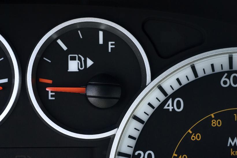 Секој автомобил ја има: Знаете ли што покажува стрелката покрај ознаката за гориво?