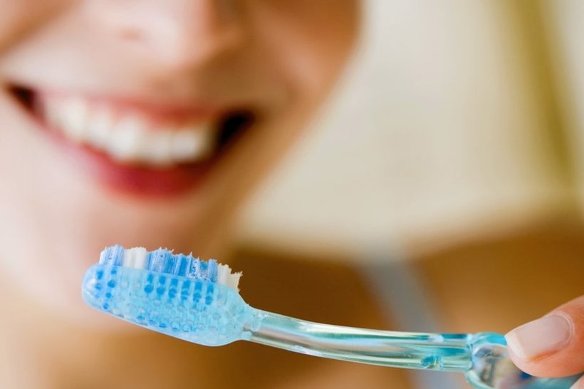 Секое утро ја правите оваа грешка додека ги миете забите и затоа жолтеат – еве што треба да примените