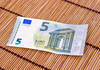 Овие банкноти од 5 и 50 евра може да ве направат богати - еве како се разликуваат од другите
