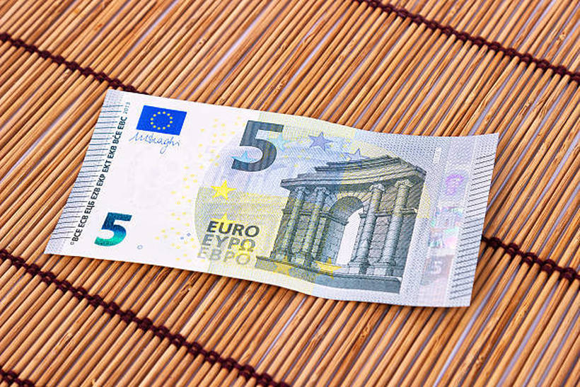 Овие банкноти од 5 и 50 евра може да ве направат богати - еве како се разликуваат од другите