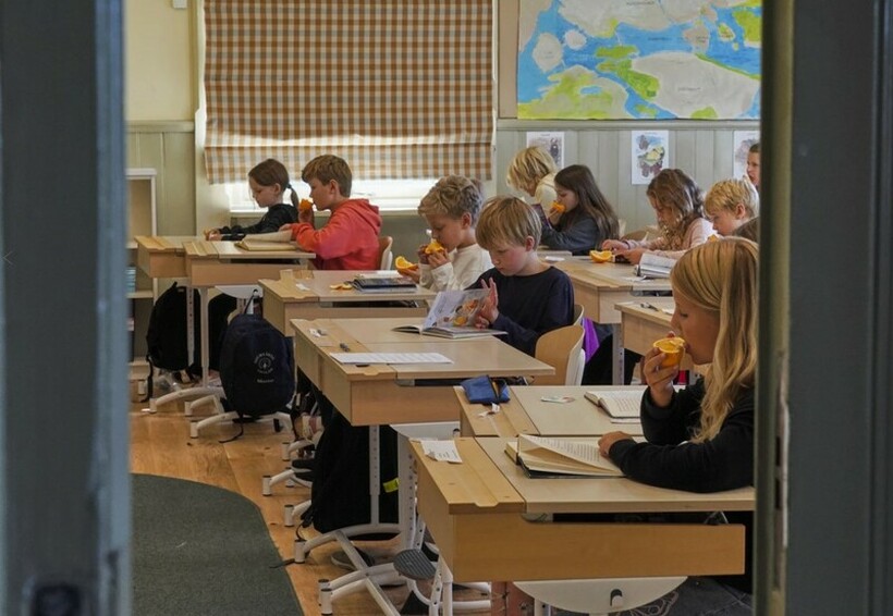 Шведска враќа повеќе книги и вежбање ракопис во училиштата, а помалку компјутери