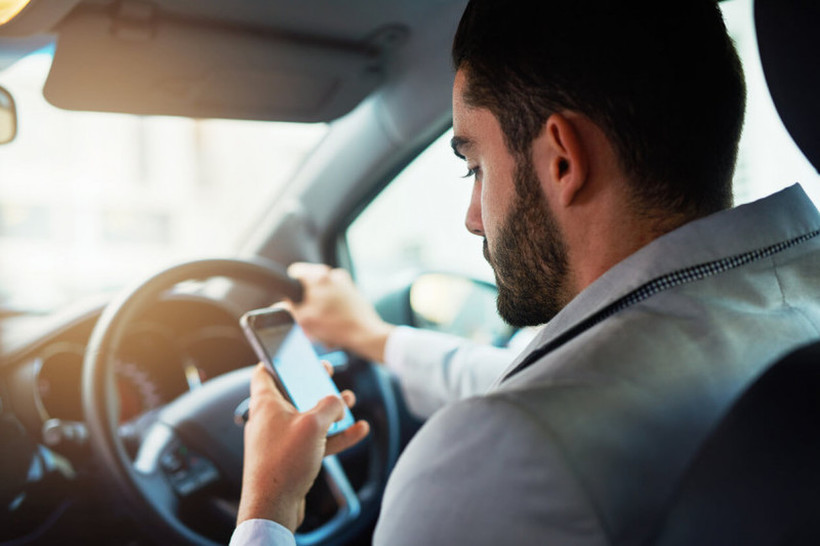Држава без милост: Доколку го користите мобилниот телефон во возење – ја губите возачкта дозвола и плаќате огромна казна