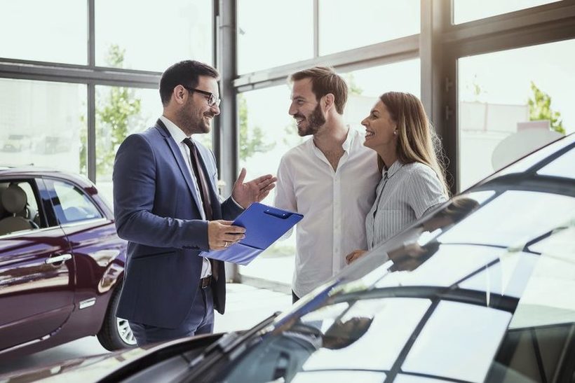 5 РАБОТИ ШТО НЕ ТРЕБА да му ги кажете на продавачот кога купувате автомобил