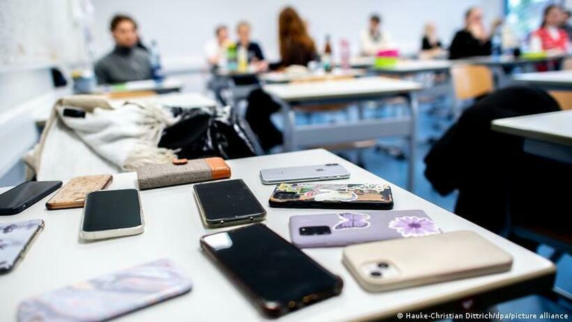 Холандија забрани мобилни телефони во училиштата – а од 1 септември и таблети и паметни часовници