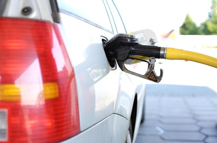 Значително се намалуваат цените на горивата