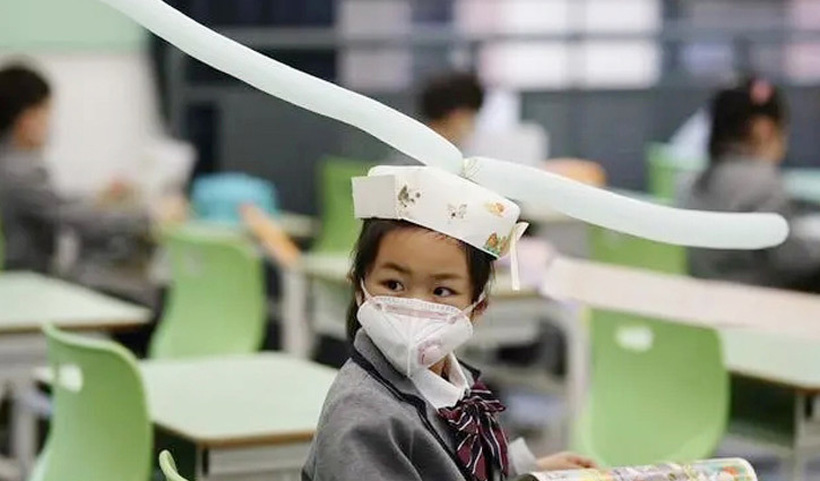 Капи од еден метар за социјална дистанца - Еве како кинеските ученици се враќаат на училиште