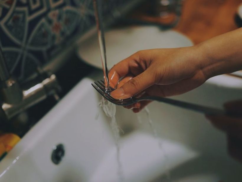 Заборавете на машината - миењето садови го намалува стресот