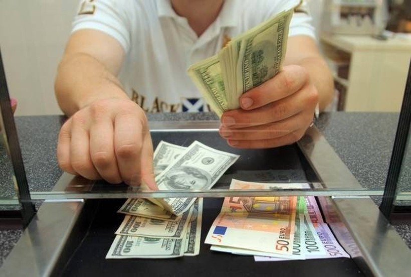 Дали заштедите од евра треба да се претворат во долари?