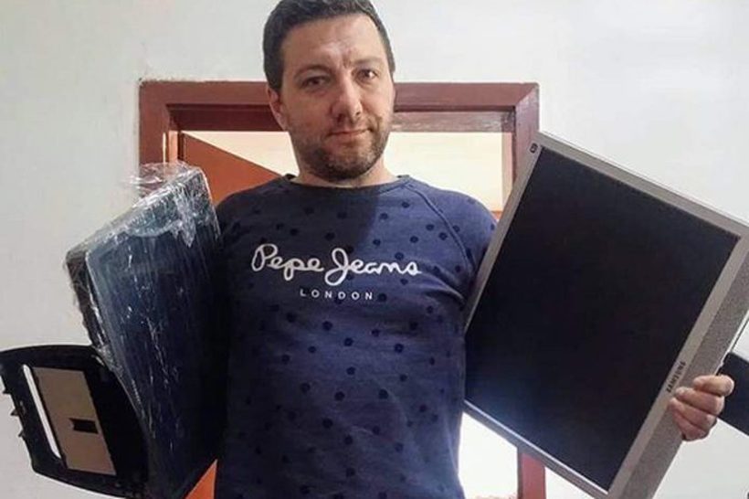 Хуманост на дело: Борче подарува компјутери на семејства низ Македонија