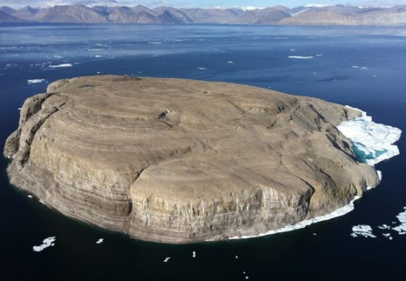 По половина век спор, Канада и Данска ги поделија арктичкиот остров