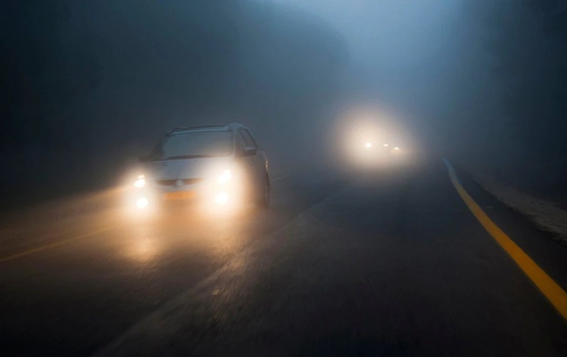 За безбедно возење: Како се вози низ магла