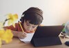 Шведска ги враќа учебниците во училиштата: „Намалена брзината на читање на учениците поради лаптопите“