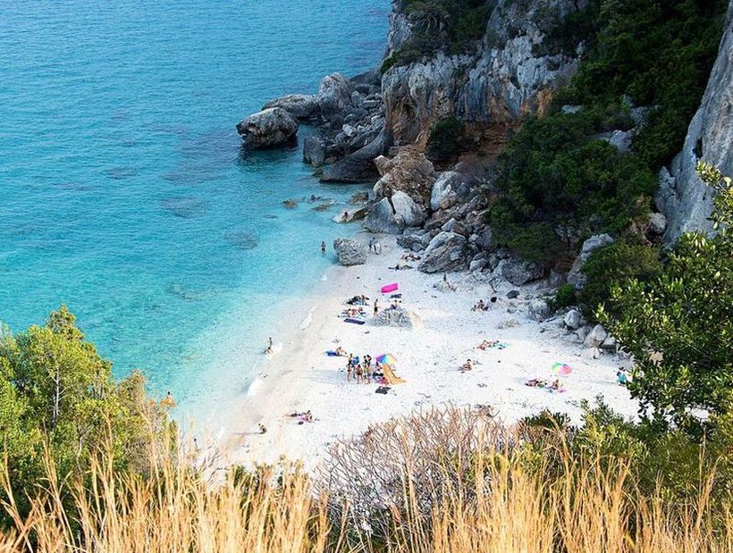 Казни од 3.000 евра за крадење песок и школки од плажите на Сардинија
