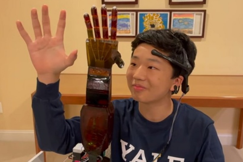 Тинејџер гениј во слободно време изработил протетичка рака на 3Д принтер