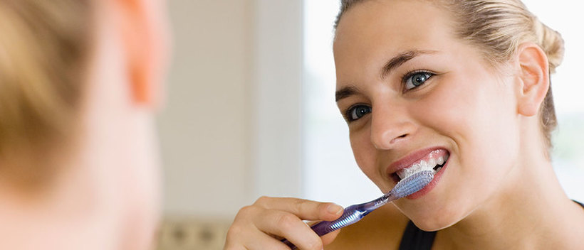 Секое утро ја правите оваа грешка додека ги миете забите и затоа жолтеат – еве што треба да примените