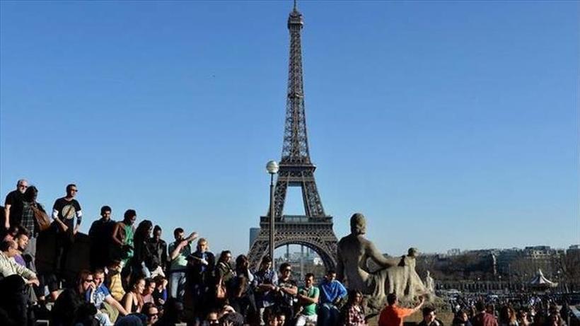 И Франција ги отвара границите за туристи-но не за сите!