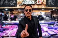 Ресторанот на популарниот Salt Bae на мета на критики: „Штеди сол, како и секој друг вид вкус, а цените...“