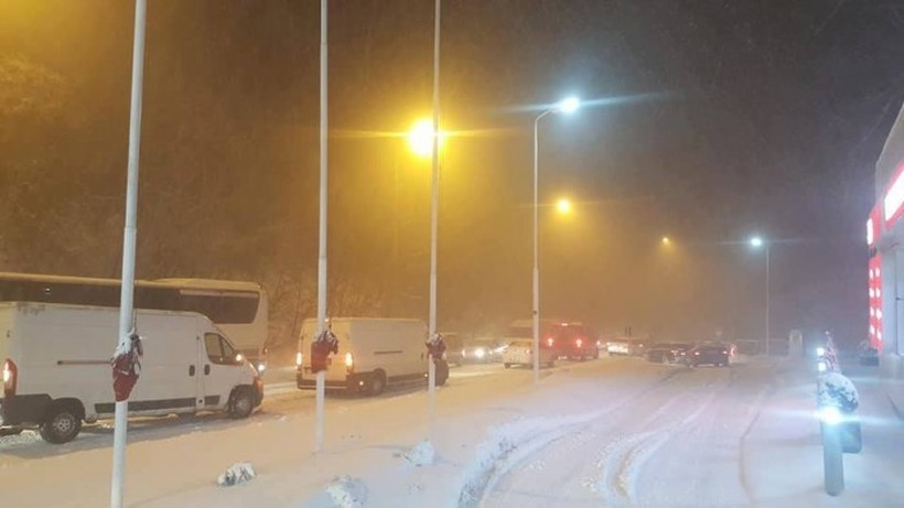 АМСМ: Забрана за камиони преку Стража поради врнежи од снег