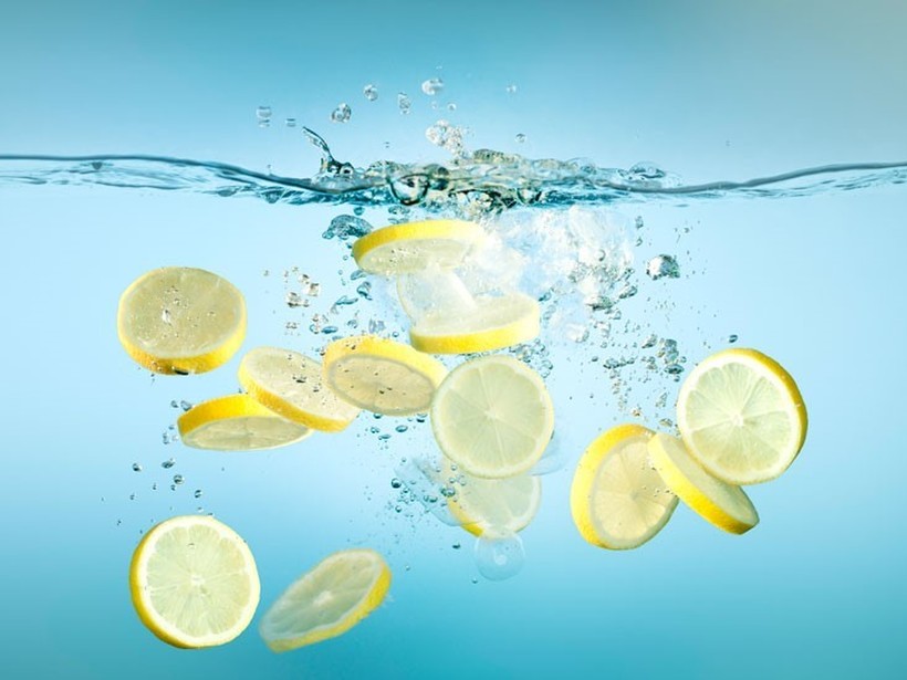 Зошто треба да пиете вода со лимон секој ден