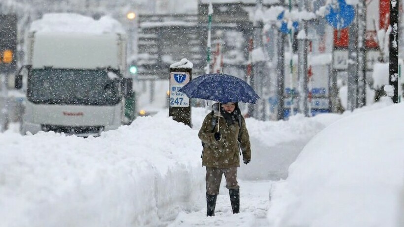 Поради снег во Јапонија откажани 100 летови, блокирани се патишта, возовите доцнат