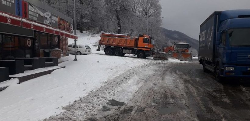 И денес снег и ниски температури - Забрана за тешки товарни возила и автобуси на неколку патни правци