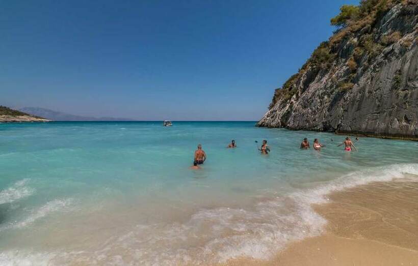 Грците се борат за ослободување на плажите: Бараат да се тргнат лежалките
