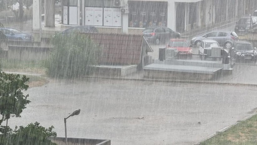 Невреме во Македонија, поплавени улици, делови во Скопје без струја