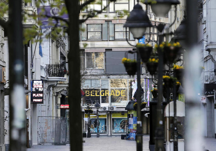 Во Србија од денеска затворени кафулињата, трговските центри, фризерските салони
