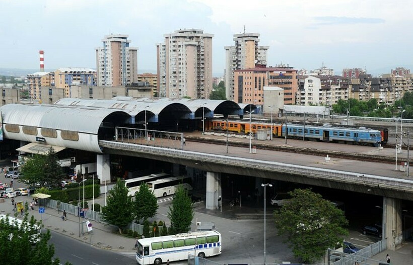 Железничкиот сообраќај од Скопје до Гевгелија се одвива комбинирано – со воз и автобус