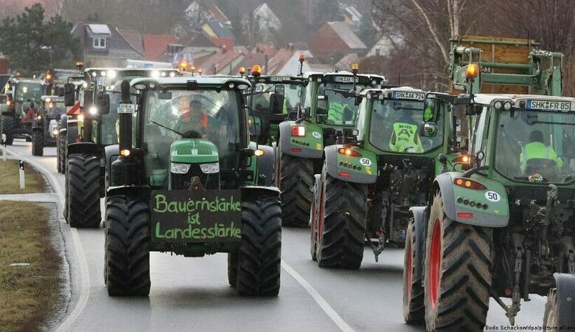 Зошто земјоделците го парализираат сообраќајот во Германија