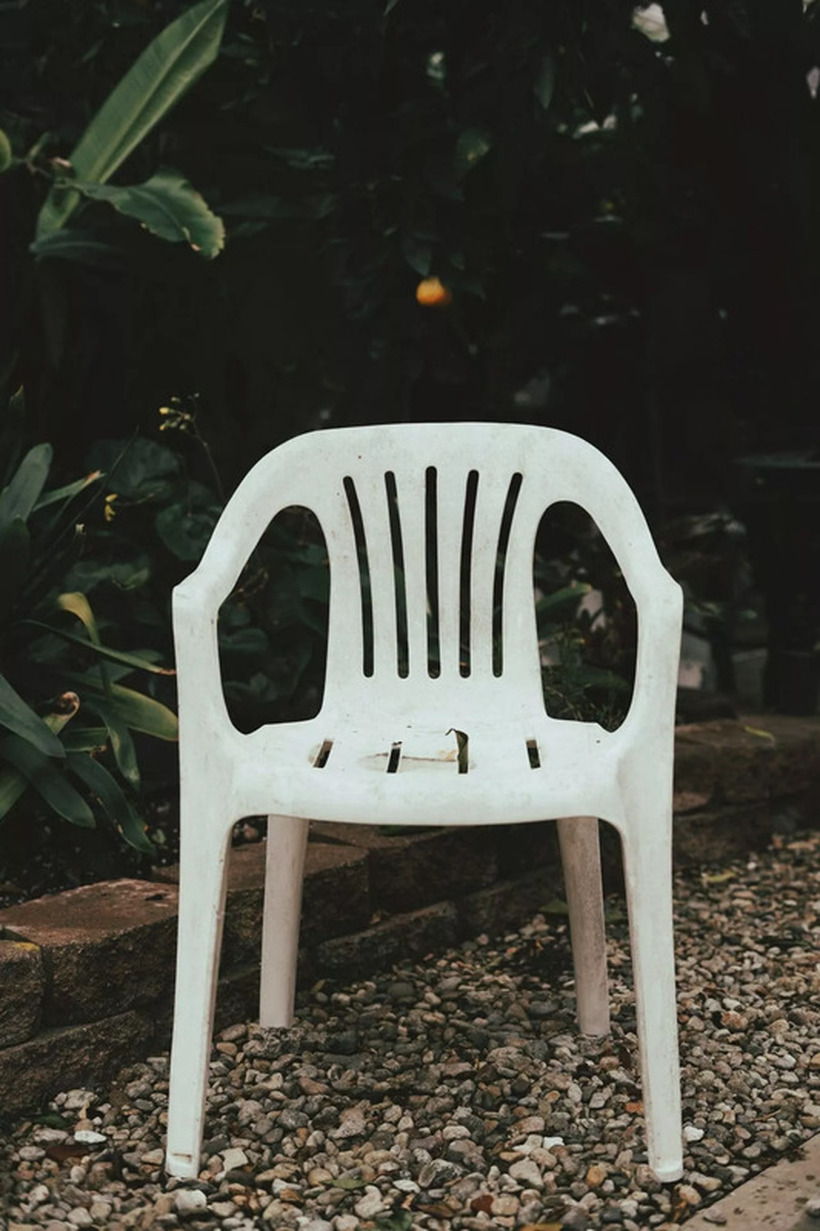 Сите го имаме ова пластично столче дома - Никој не знае кој го дизајнирал, но го има насекаде