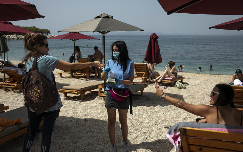 Грција продолжува да ги олеснува мерките и покрај заразените туристи