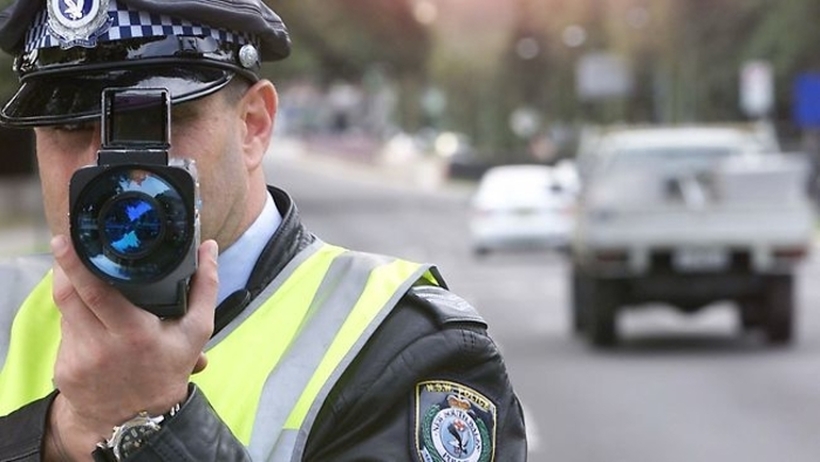 Возачите на Балканот во паника: Пристига новиот радар со кој полицијата ќе може освен брзината, да детектира и дали зборувате на телефон