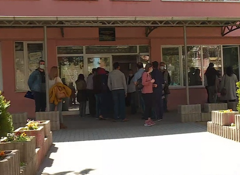 Редици отпуштени граѓани пред Агенцијата за вработување, јавува Алсат