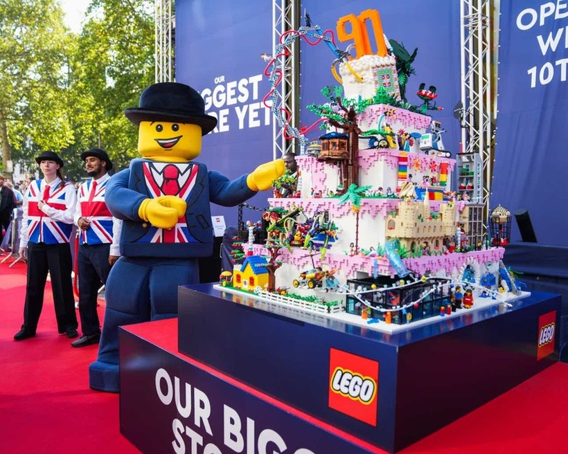 Отворена најголемата LEGO продавница во светот по повод 90. роденден на брендот