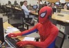 Дал отказ во банка, па последниот ден на работа го поминал облечен како Спајдермен