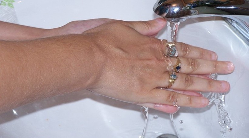 МОЖЕ ДА БИДЕ ОПАСНО: Поради ова вадете го прстенот секогаш кога миете раце